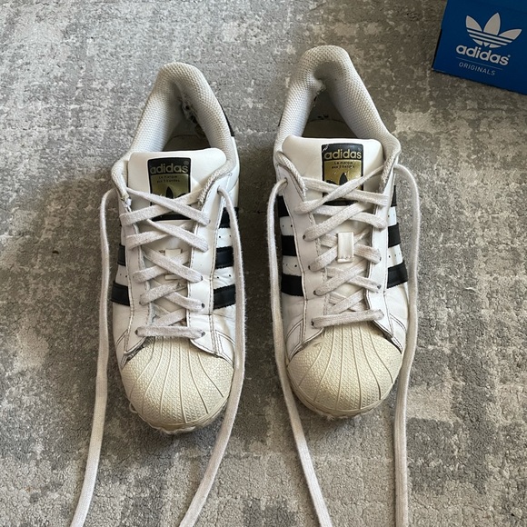Original Superstar Adidas shoes - Picture 1 of 9